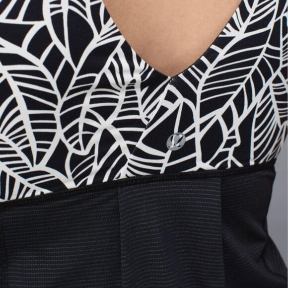 Lululemon Hustle & Bustle TankBlack / Pretty Palm Black Angel Wing size 12 - Picture 5 of 11